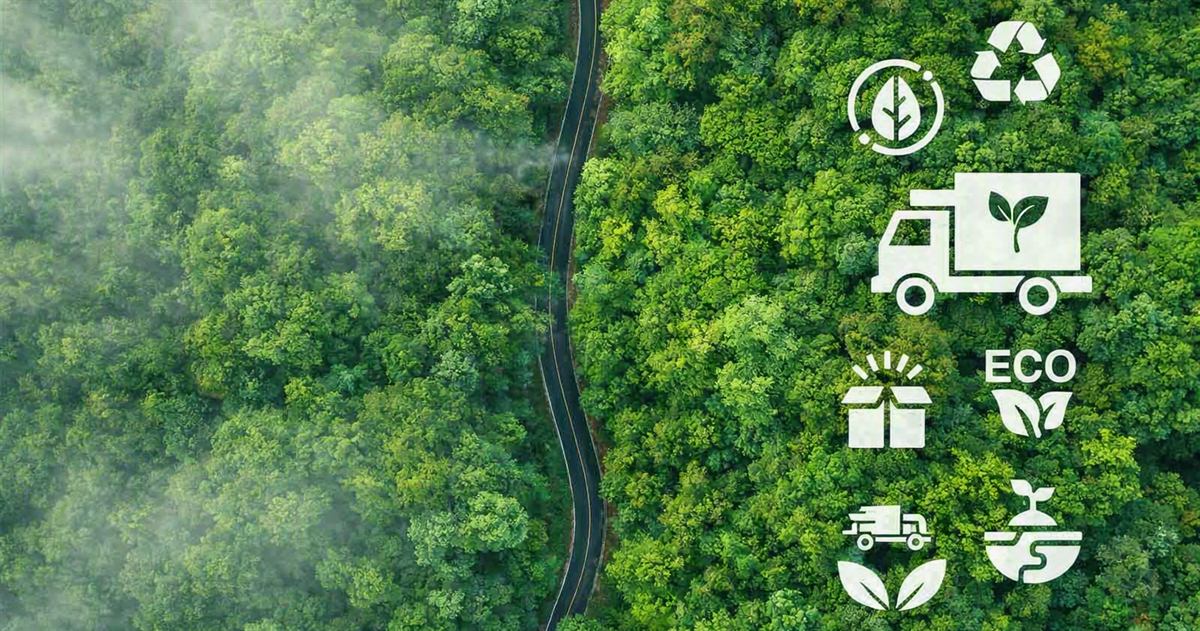 Vista aérea de un bosque con niebla y una carretera, con iconos de transporte sostenible: camión ecológico, reciclaje y energía limpia